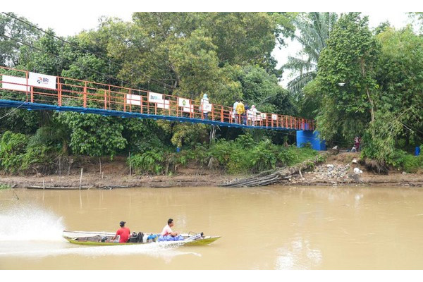 BRI Buat Jembatan Gantung, Dorong Ekonomi Desa Lubuk Dalam